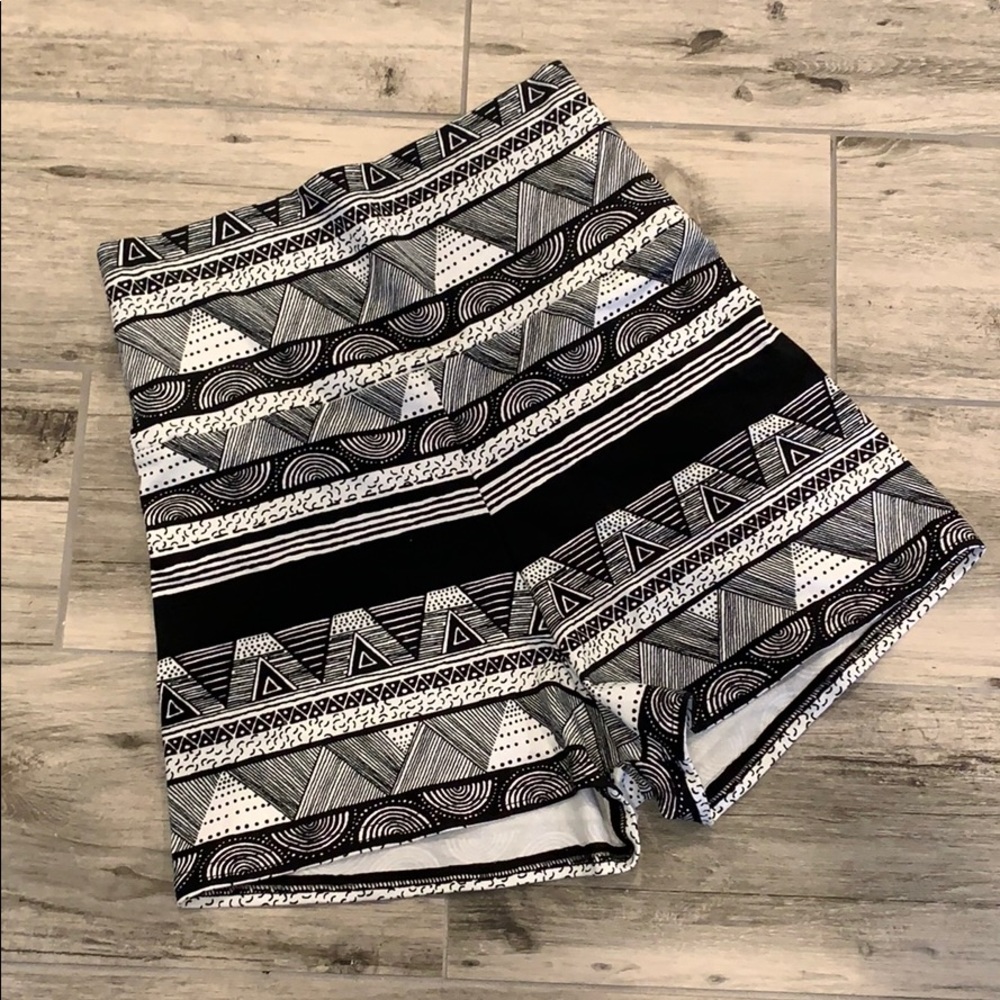 AA High Waisted stretchy hot shorts / Sz M